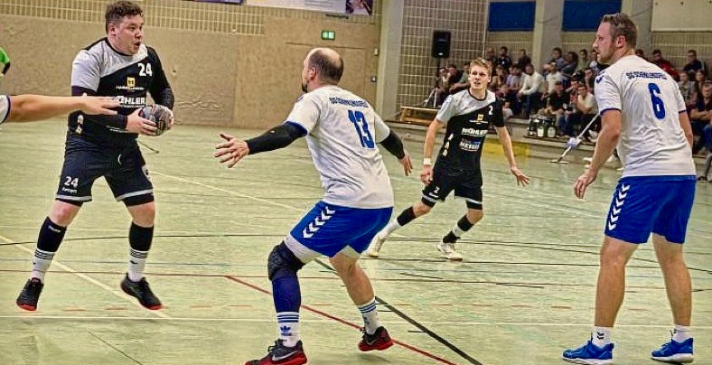 Jan-Uwe Berz und Jonas Berz hier im Derby der letzten Saison. FOTO: TAMSYN AXT-BÄUML