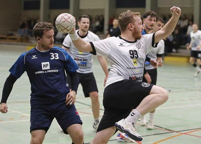 Durchgesetzt: Fabian Heidler (HSG, rechts) kommt gegen den Rotenburger Florian Jesse zum Wurf. © Fotos: Friedhelm Eyert