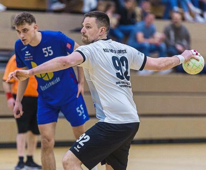 Treffsicher: Marc von Manger (weißes Trikot) gehört zu den besten Torschützen der HSG Werra/Landeck. Im Hintergrund Samuel Kitz von der Reserve des TV Hersfeld. © Foto: Friedhelm Eyert Treffsicher: Marc von Manger (weißes Trikot) gehört zu den besten Torschützen der HSG Werra/Landeck. Im Hintergrund Samuel Kitz von der Reserve des TV Hersfeld. © Foto: Friedhelm Eyert