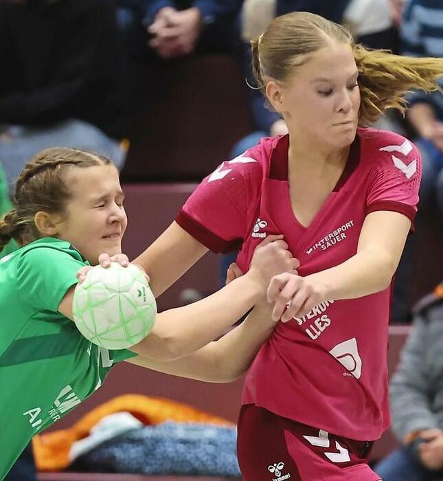 Kaum zu bremsen: Emma Schwarzwalder (rechts) von der HSG Werra/Landeck gelangen elf Treffer. © Friedhelm Eyert